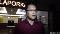 Ini laporannya terkait Twitter Ahmad Dhani. Di sini sudah saya print dan yang paling berat adalah siapa saja yang dukung penista agama adalah bajingan yang perlu diludahi mukanya dan dia selalu buat di belakangnya (tagar) ADP, artinya langsung dari tangan dia sendiri, kata Ketua BTP Network Jack Lapian kepada di Jakarta, Jumat (10/3/2017). (Kanavino/detikcom)