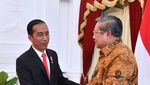 Foto: Senyum dan Santainya Obrolan Jokowi-SBY di Istana