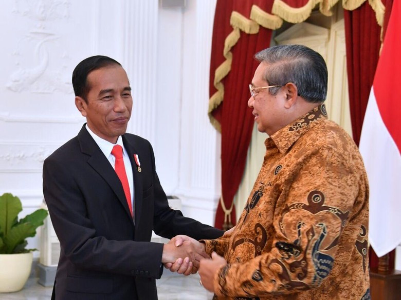 Jokowi Beri Undangan Pernikahan Kahiyang ke SBY Jokowi Beri Undangan Pernikahan Kahiyang ke SBY