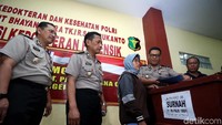 Saya serahkan putri Ibu kepada Ibu, saya turut berbelasungkawa, ujar Argo di depan ruang instalansi forensik RS Polri, Kramat Jati, Jakarta Timur.