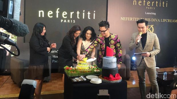 Sama-sama Jualan Lipstik, KD Mengaku Bersaing dengan Aurel