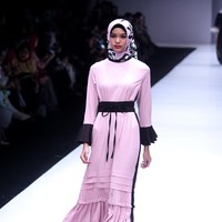 FotKoleksi terbaru Zaskia Sungkar dengan brand kosmetik Wardah yang mengangkat tema Hue Pops di Jakarta Fashion Week 2018. Senayan City, Jakarta, Minggu (22/10/2017). Foto: Mohamamd Abduh/Wolipop