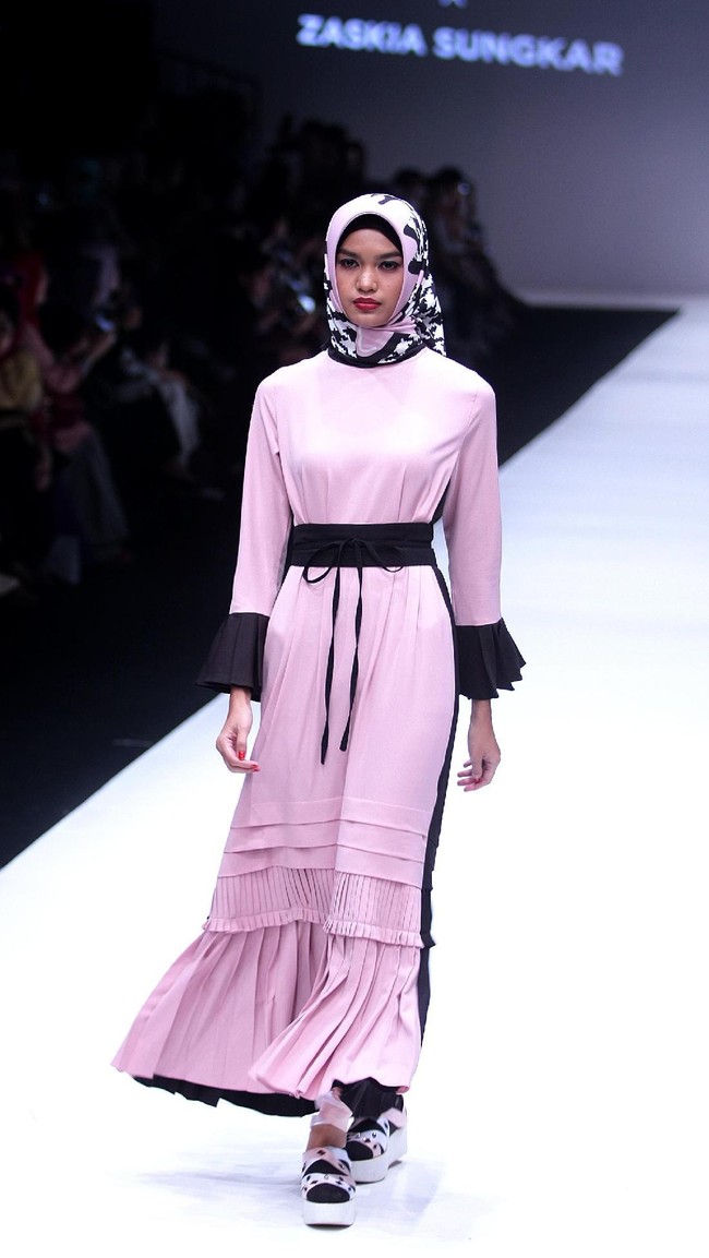 FotKoleksi terbaru Zaskia Sungkar dengan brand kosmetik Wardah yang mengangkat tema Hue Pops di Jakarta Fashion Week 2018. Senayan City, Jakarta, Minggu (22/10/2017). Foto: Mohamamd Abduh/Wolipop