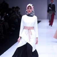 Koleksi terbaru Zaskia Sungkar dengan brand kosmetik Wardah yang mengangkat tema Hue Pops di Jakarta Fashion Week 2018. Senayan City, Jakarta, Minggu (22/10/2017). Foto: Mohamamd Abduh/Wolipop