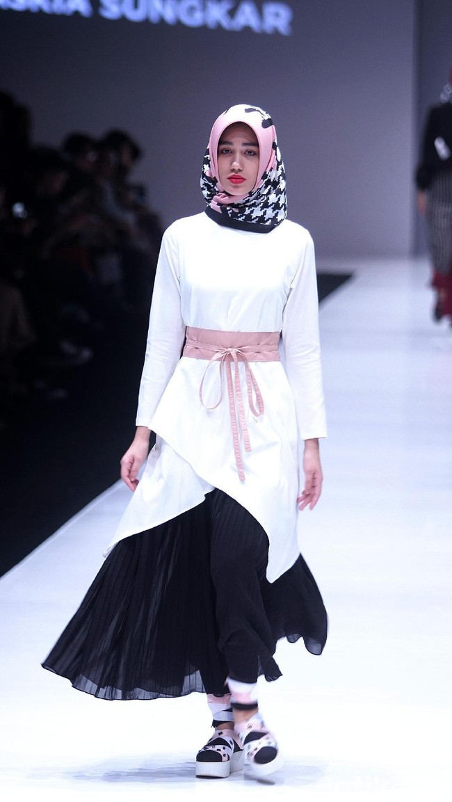 Koleksi terbaru Zaskia Sungkar dengan brand kosmetik Wardah yang mengangkat tema Hue Pops di Jakarta Fashion Week 2018. Senayan City, Jakarta, Minggu (22/10/2017). Foto: Mohamamd Abduh/Wolipop