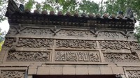 Masjid ini penuh dengan ornamen kaligrafi yang menghasi gerbang dan dinding masjid. Kaligrafi ini terukir di gerbang kayu sebelum masuk ke masjid (Elvan/detikTravel)