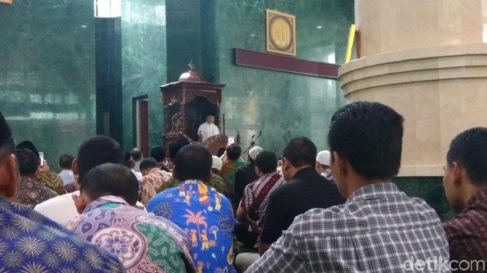 Rhoma Irama menyampaikan khotbah Jumat di Masjid Fatahillah Balai Kota DKI Jakarta.