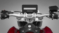 Tak sampai disana, bagian garpu depannya dibuat lebih tebal, lebar, dan agresif dengan dipadu padankan oleh stang datar. Pipa knalpotnya pun dibuat krom sehingga motor café rider tersebut terlihat modern. Foto: Honda