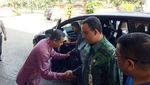 Sambutan Hangat dan Canda dari Anies-Sandi ke Warga Bukit Duri