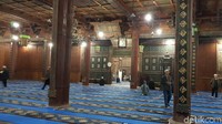 Mayoritas masjid ini berbahan dasar kayu, beberapa mulai koyak. Namun tiang dan bagian dalam masjid masih sangat kokoh (Elvan/detikTravel)