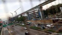 Pekerja terus menyelesaikan pembangunan MRT.
