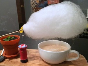 Uniknya Cloud Drink, Minuman yang Dinaungi Gumpalan Awan!