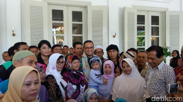 Anies Masih Simpan Kain Batik Pemberian Warga Bukti Duri