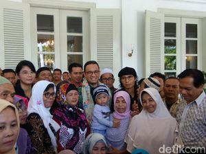 Anies Masih Simpan Kain Batik Pemberian Warga Bukti Duri