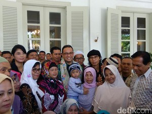 Anies Masih Simpan Kain Batik Pemberian Warga Bukti Duri