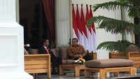 Begitu tiba, SBY langsung disambut Jokowi yang kemudian mengajak SBY ke beranda belakang Istana Merdeka untuk berbincang.
