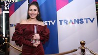 Ayu Ting Ting menerima penghargaan di ajang Insert Award 14th Anniversary. Foto: Hanif Hawari/detikHOT