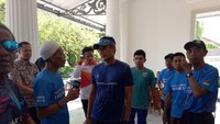 Begitu pula dengan kedatangan Sandiaga, langsung disambut warga Bukit Duri yang akan curhat