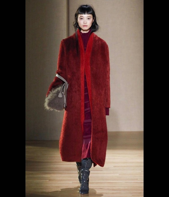 Di antara banyaknya model yang berjalan di cat walk untuk fashion show merek global, Yuka Mannami memiliki resume unik. Ia berhenti dari pekerjaannya sebagai perawat dan beralih profesi di dunia fashion. Foto: Instagram