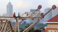 Para pekerja membangun simpang susun Bintaro.