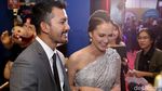 Couple Goals! Serasinya Rio Dewanto dan Atiqah Hasiholan