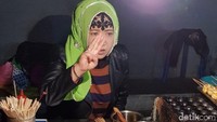Pasar ini sudah seperti pusat street halal food di awalnya dan bercampur dengan pusat oleh-oleh di dalamnya. Traveler bisa jajan dan melihat lebih dekat kehidupan umat muslim di Kota Xian (Elvan/detikTravel)