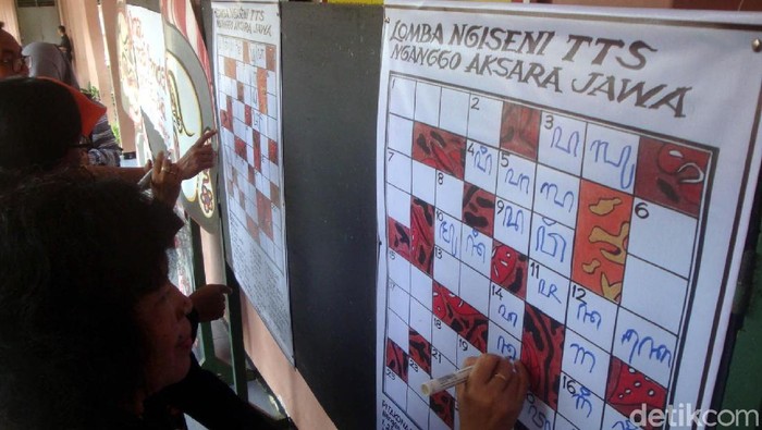 Ratusan siswa SMP 5 Purwokerto memperingati hari sumpah pemuda dengan menggelar lomba isi TTS berbahasa Jawa dan ditulis dengan aksara Jawa, Jumat (27/10/2017).