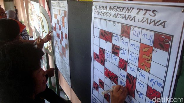 Peringati Sumpah Pemuda, Siswa SMP Lomba Isi TTS Aksara Jawa