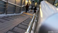 Jembatan penyeberangan orang yang rapi dan bersih ini memberikan kenyamanan bagi warga yang melintas.