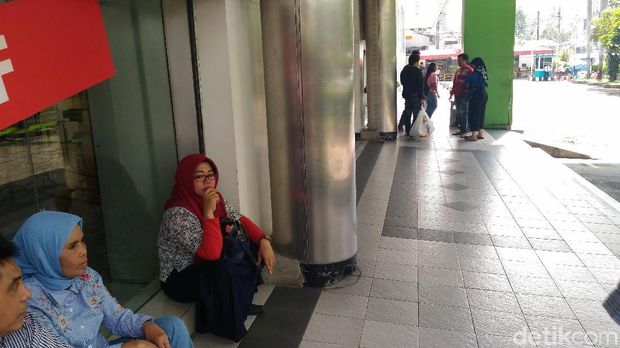Buka Jam 12 Siang, Lotus Sudah Diserbu Pembeli Sejak Pagi.