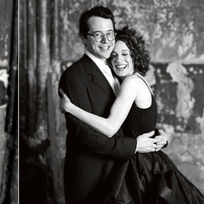 Suka warna hitam? Mengapa tidak mengaplikasikannya dalam gaun pernikahan? Tampilan Anda akan antimainstream seperti aktris 90210 Shenae Grimes yang pakai busana Vera Wang ini. Foto: Instagram