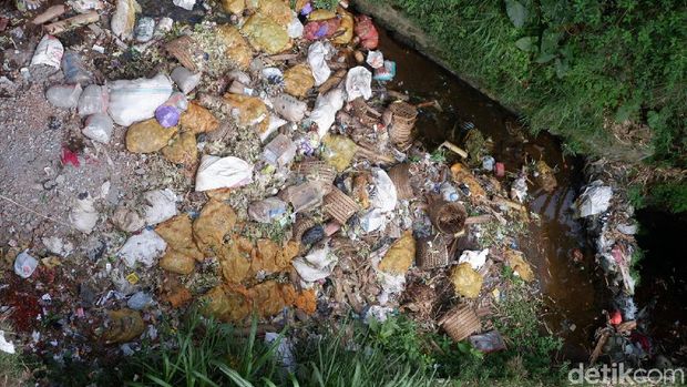 Sampah di Sungai di Temanggung yang penuh sampah.
