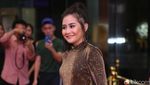 Sexy Back! Prilly Latuconsina Pamer Punggung