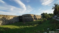 Pada tahun 1609 Gubernur Jenderal VOC, Pieter Both, menunjuk Laksamana Simon Janszoon Coen untuk menyelesaikan pembangunan dan Benteng Nassau akhirnya berdiri. (Syanti/detikTravel)