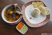 Sop konro dengan paduan nasi dan sambal enak.