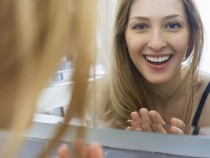 Apakah Pura-pura Tersenyum Bisa Membuat Seseorang Bahagia? Ini Kata Studi