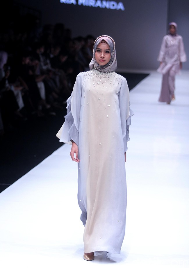Fashion show koleksi busana terbaru Ria Miranda yang mengangkat tema Senjakala di Jakarta Fashion Week 2018, Senayan City, Jakarta, Minggu (22/10/2017). Foto: Mohammad Abduh/Wolipop