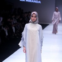 Fashion show koleksi busana terbaru Ria Miranda yang mengangkat tema Senjakala di Jakarta Fashion Week 2018, Senayan City, Jakarta, Minggu (22/10/2017). Foto: Mohammad Abduh/Wolipop