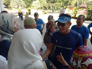 Tiba di Balai Kota Usai Lari, Sandiaga  Disambut Warga Bukit Duri