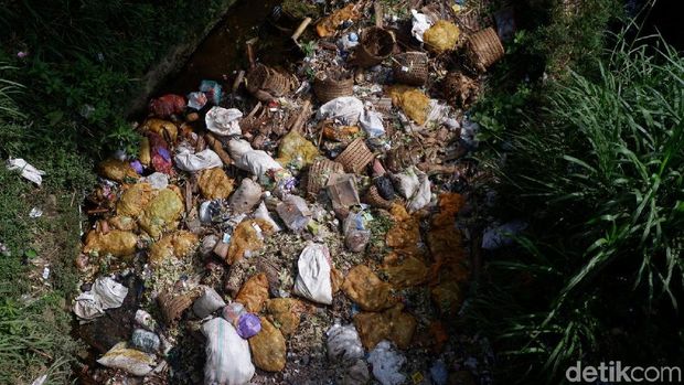 Sungai penuh sampah di Temanggung.