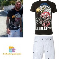 Pesepakbola yang baru menikah pada 30 Juni 2017 itu kembali memakai t-shirt dari desainer asal Jerman Philipp Plein. Kali ini Messi memakai kaus hitam bergambar burung seharga US$ 331 atau sekitar Rp 4,7 juta. Foto: Dok. Instagram Footballergarderobe