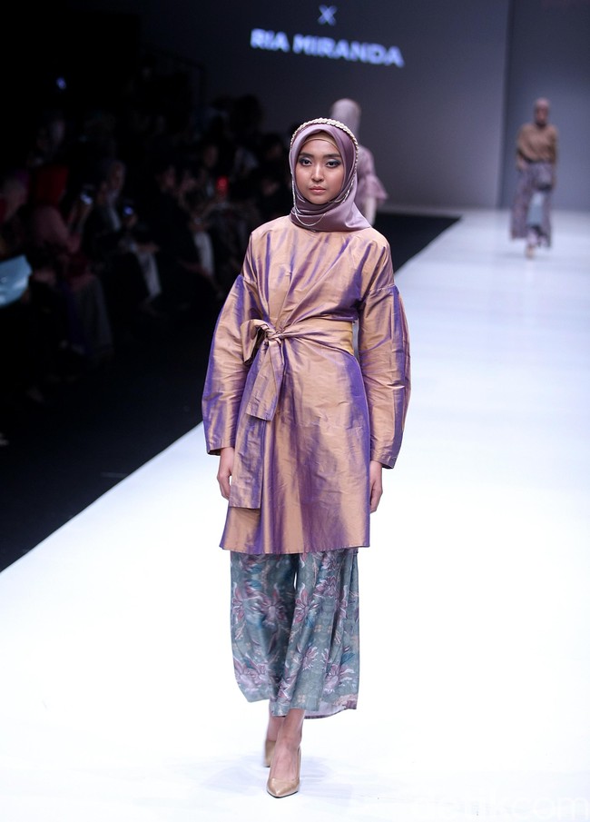 Fashion show koleksi busana terbaru Ria Miranda yang mengangkat tema Senjakala di Jakarta Fashion Week 2018, Senayan City, Jakarta, Minggu (22/10/2017). Foto: Mohammad Abduh/Wolipop