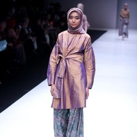 Fashion show koleksi busana terbaru Ria Miranda yang mengangkat tema Senjakala di Jakarta Fashion Week 2018, Senayan City, Jakarta, Minggu (22/10/2017). Foto: Mohammad Abduh/Wolipop