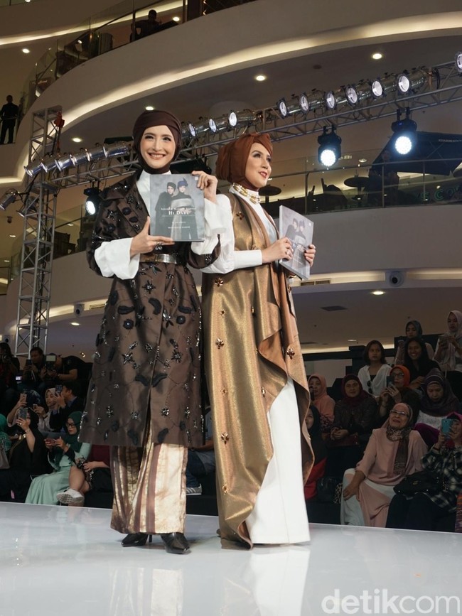 Sementara Marini tak kalah modisnya dengan dress putih lengan panjang dan vest tembaga, ditambah statement necklace yang memberi kesan kekinian.Foto: Dok. Daniel Ngantung/Wolipop