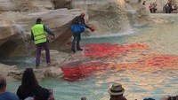 Media Italia menyebut pelakunya juga pernah melakukan ulah yang sama pada 2007. Saat itu, Air Mancur Trevi juga berubah warna jadi merah. Aksi di tahun 2007 silam itu dilakukan untuk memprotes biaya yang dikeluarkan Roma untuk mengadakan festival film internasional. Peristiwa di tahun 2017 ini juga bertepatan pada hari pembukaan festival film di Roma.