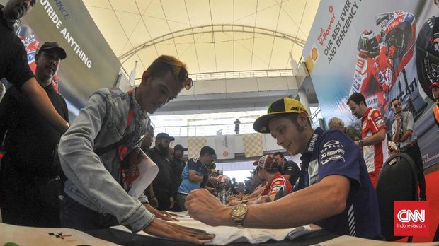 Barang-barang yang identik, apalagi pernah digunakan Valentino Rossi masih banyak diburu para fan di seluruh dunia. (