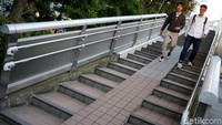 Tidak hanya trotoar, jembatan penyeberangan orang juga bersih.