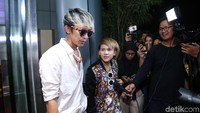Nikita meluapkan kekesalannya kepada Evelyn yang merupakan satu manajemennya. Tapi setelah itu, Aming sang mantan suami justru tampak kembali memperlakukan Evelyn bak kekasih lagi. Sebelumnya dalam pertengkaran itu, Aming tampak tak bisa memisahkan adu mulut Evelyn-Nikita. Foto: Hanif Hawari/detikHOT