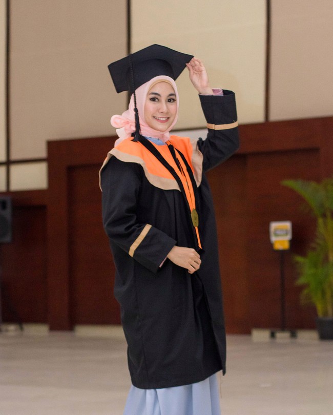 Saat datang wisuda, wanita yang juga sering disapa Anisa eks Cherrybelle itu memilih menggunakan dress panjang daripada kebaya. Dress panjang tersebut mampu menutupi lekuk tubuh. Foto: Dok. Instagram @anisarahma_12