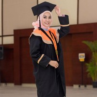 Saat datang wisuda, wanita yang juga sering disapa Anisa eks Cherrybelle itu memilih menggunakan dress panjang daripada kebaya. Dress panjang tersebut mampu menutupi lekuk tubuh. Foto: Dok. Instagram @anisarahma_12